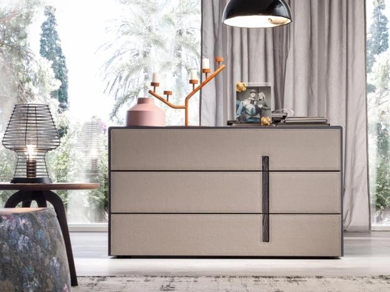 Comò Ariel in legno con frontali rivestiti in pelle di Mobilgam