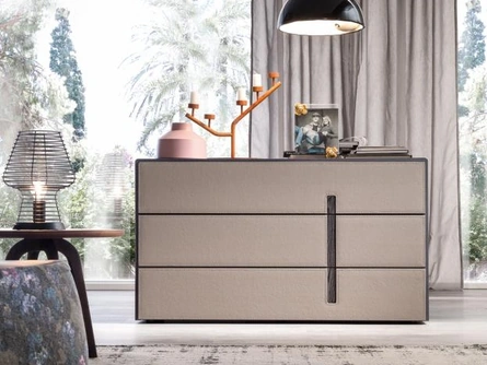 Comò Ariel in legno con frontali rivestiti in pelle di Mobilgam