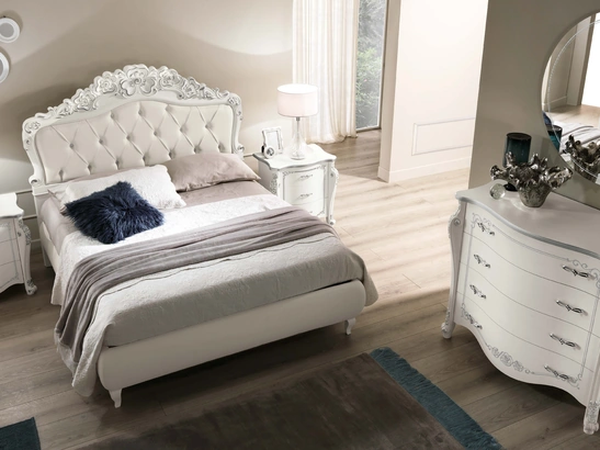Letto con testiera in frassino bianco intagliata con motivo floreale e imbottita in ecopelle Pandora di Adriatica