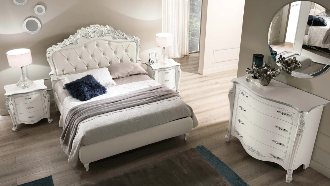 Letto con testiera in frassino bianco intagliata con motivo floreale e imbottita in ecopelle Pandora di Adriatica