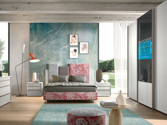 Letto con testiera asimmetrica composta da pannelli rivestiti in tessuto con fantasie differenti Composizione 10 di Corso 11