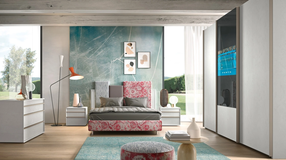 Letto con testiera asimmetrica composta da pannelli rivestiti in tessuto con fantasie differenti Composizione 10 di Corso 11