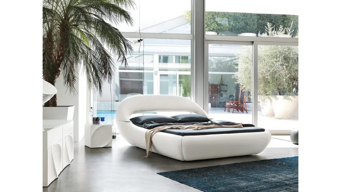 Letto imbottito rivestito in pelle dalle forme morbide e arrotondate Sleepy di Tonin Casa