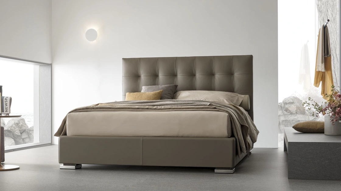 Letto in pelle con testiera imbottita e trapuntata Victor Plus di V&Nice