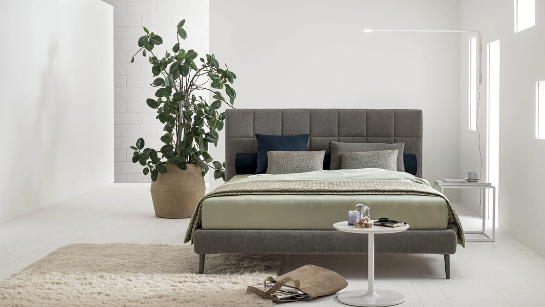 Letto in tessuto imbottito con testiera Victor Trapuntato di V&Nice