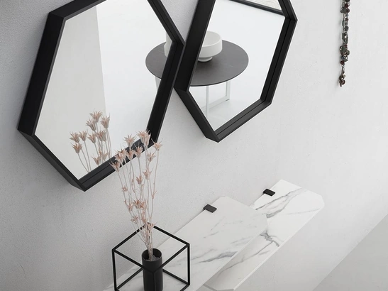 Mobile ingresso realizzato con mensole in HPL effetto marmo, specchi esagonali e appendiabiti Cross de La Primavera
