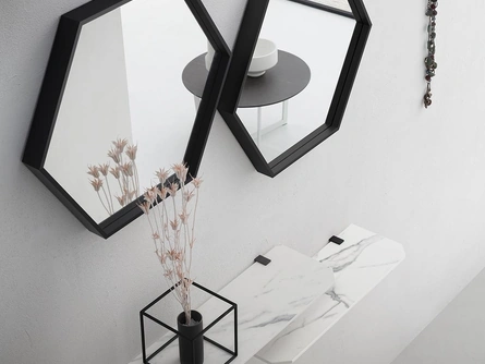 Mobile ingresso realizzato con mensole in HPL effetto marmo, specchi esagonali e appendiabiti Cross de La Primavera