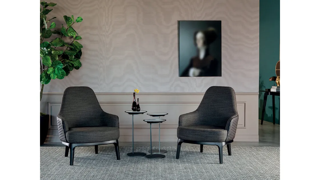 Poltrona Cleo Élite in tessuto con rivestimento esterno in pelle trapuntata a rombi di Tonin Casa