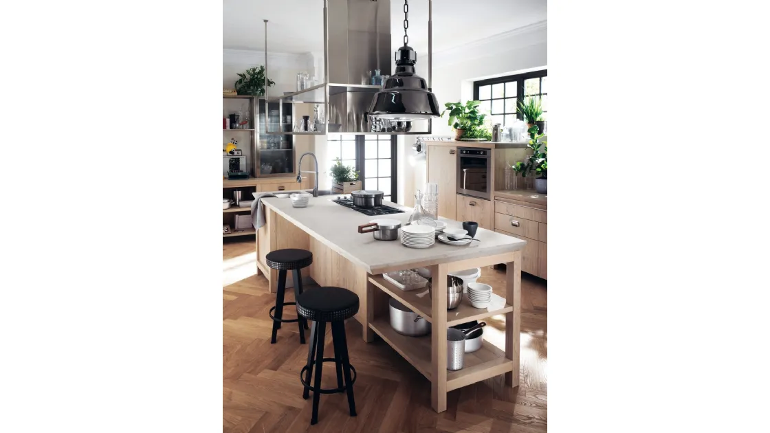 Sgabello Barstud con seduta in pelle con borchie di Scavolini