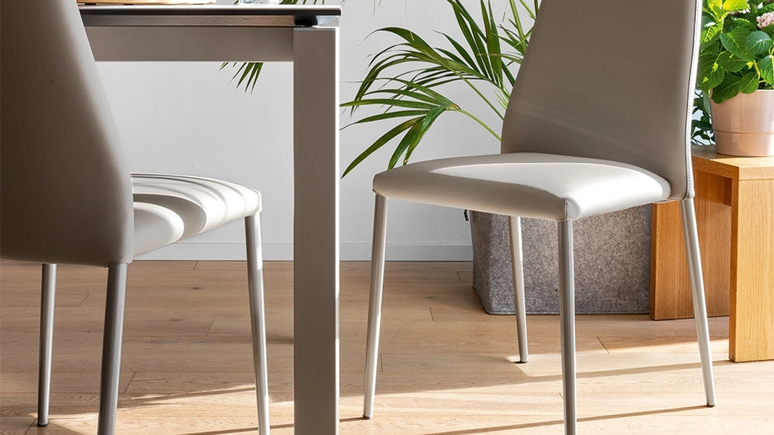 Sedia in ecopelle con struttura in metallo Club di Connubia