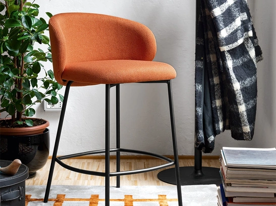 Sgabello in tessuto con base in metallo Tuka di Connubia