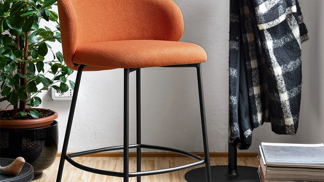 Sgabello in tessuto con base in metallo Tuka di Connubia