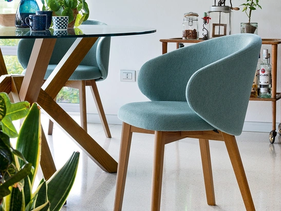 Sedia Tuka in tessuto imbottito di Connubia