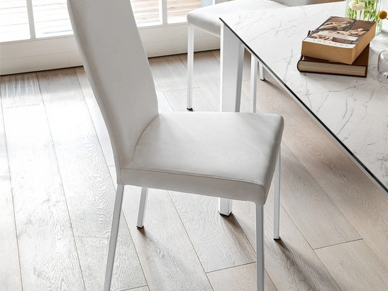 Sedia in ecopelle con struttura in metallo Garda di Connubia