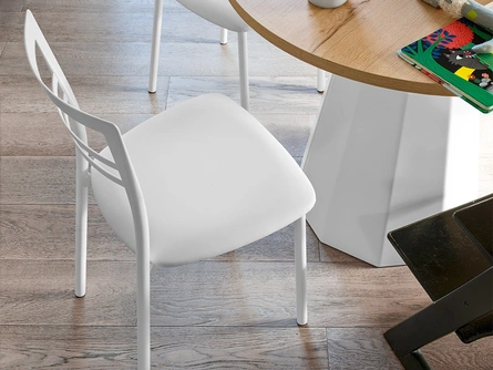 Sedia Go! in metallo ed ecopelle di Connubia