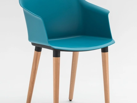 Sedia in polipropilene con gambe in legno Praga di La Primavera