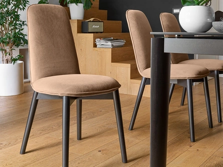 Sedia in tessuto imbottito Riley di Connubia