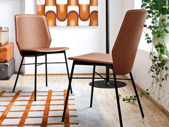 Sedia in cuoio con gambe in metallo Sibilla di Connubia