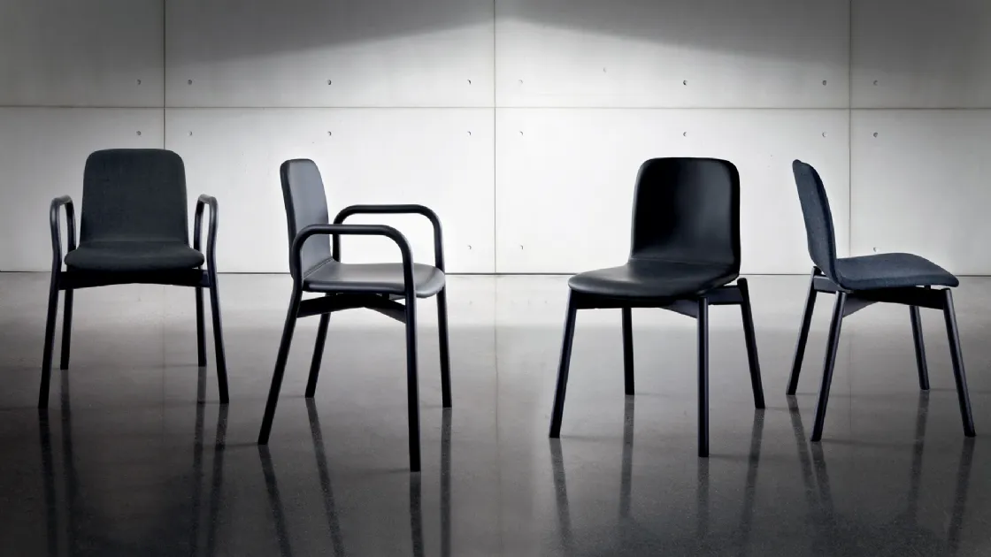 Sedia Two Tone Chair in tessuto o pelle con struttura in Frassino di Sovet