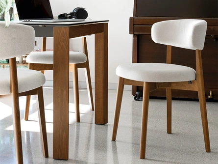 Sedia in tessuto imbottito e legno Talks di Connubia