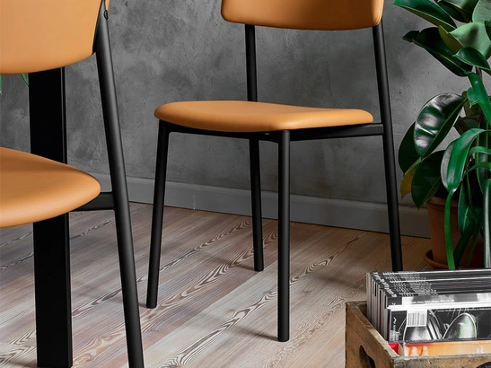 Sedia in ecopelle e metallo Up! di Connubia