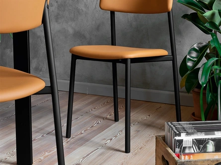 Sedia in ecopelle e metallo Up! di Connubia