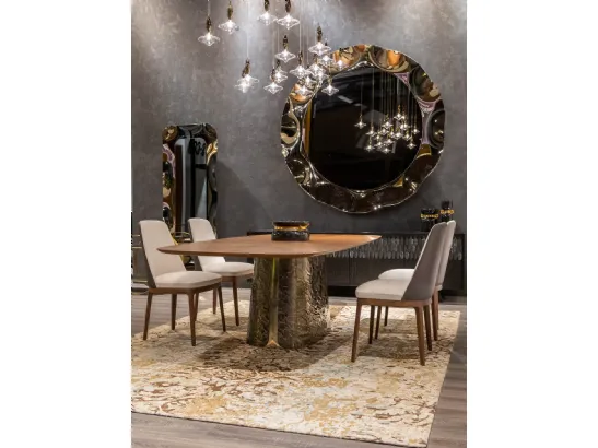 Tavolo Adone con top in legno e base in vetro curvato, bocciardato e retroargentato, in colorazione bronzo di Tonin Casa