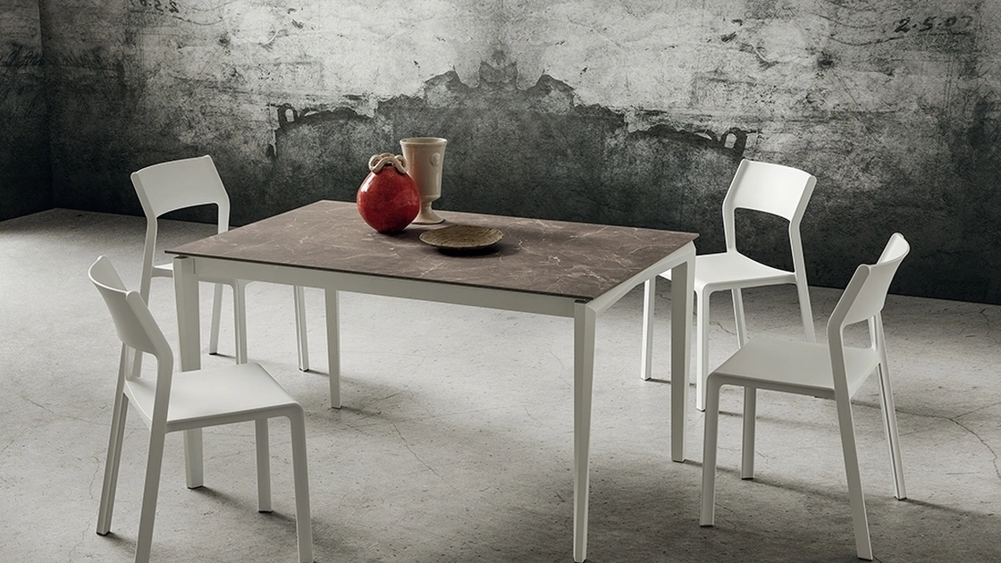 Tavolo Bill in gres porcellanato con gambe in faggio di La Primavera