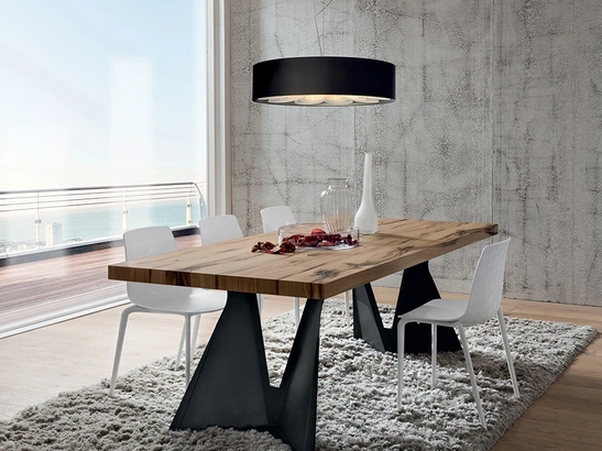 Tavolo di design con piano in legno di Rovere anticato e basamento in metallo Claudio di La Primavera