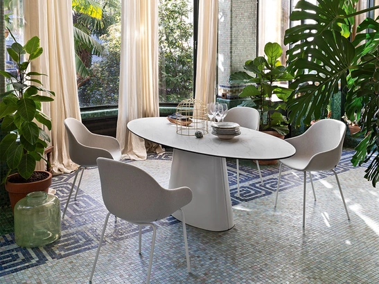 Tavolo fisso con piano ovale in ceramica e base monolitica in lamiera curvata Ellisse di Connubia