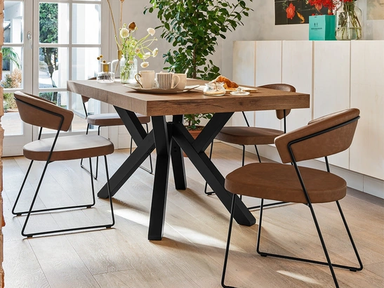 Tavolo allungabile in nobilitato rovere tabacco e base in faggio laccato nero opaco Mikado di Connubia