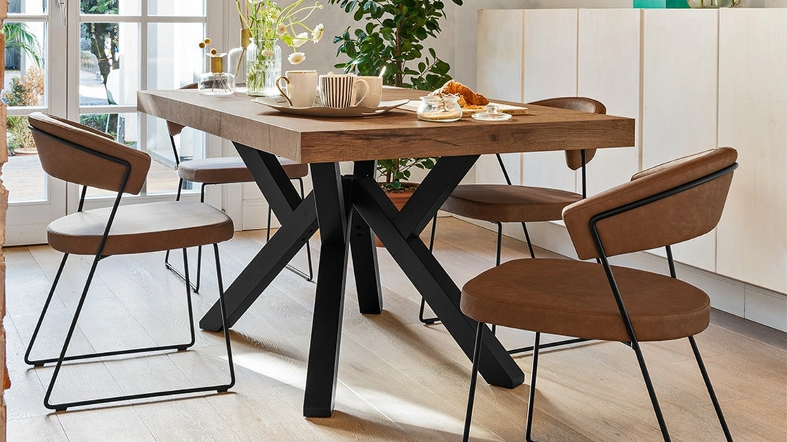 Tavolo allungabile in nobilitato rovere tabacco e base in faggio laccato nero opaco Mikado di Connubia