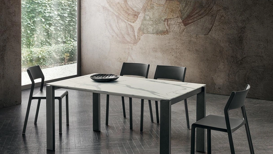 Tavolo con struttura in metallo e piano in HPL Davide di La Primavera