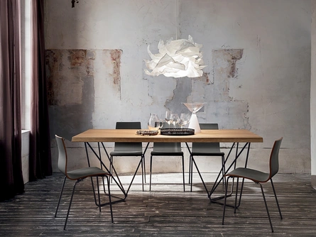 Tavolo con piano in legno e struttura in metallo Denis di La Primavera