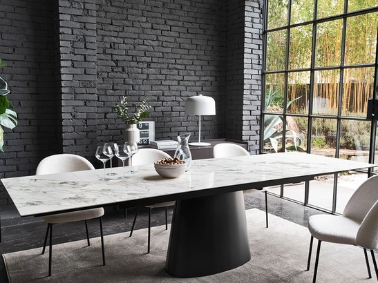 Tavolo Ellisse con top in ceramica e base monolitica in lamiera di Connubia