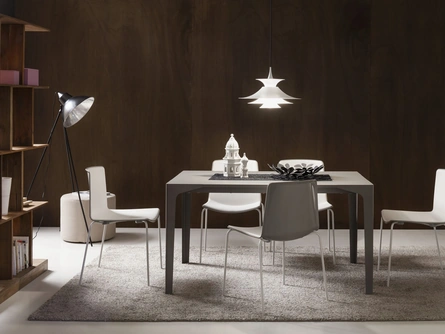 Tavolo allungabile Ettore con top in HPL e gambe in metallo di La Primavera