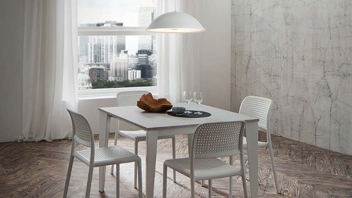 Tavolo Carlo Super Quadrato con top in laminato HPL e gambe in metallo di La Primavera