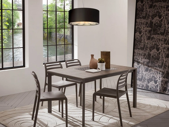 Tavolo allungabile Mauro in melaminico con gambe in metallo laccato di La Primavera