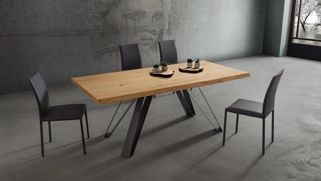 Tavolo con piano scortecciato in Rovere con gambe in metallo Noah di La Primavera