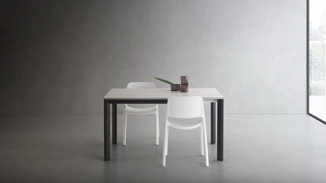 Tavolo Ricky Super Quadrato con top in HPL e base in alluminio di La Primavera