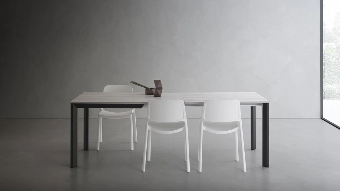 Tavolo Ricky Super Quadrato con top in HPL e base in alluminio di La Primavera