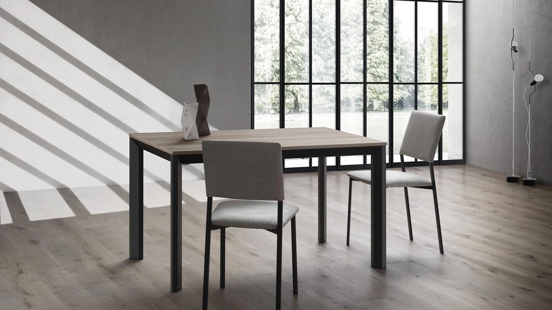 Tavolo allungabile Ricky con top effetto legno e base in alluminio di La Primavera