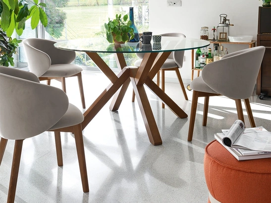 Tavolo rotondo in vetro temprato trasparente e base in legno di faggio tinto noce Mikado di Connubia