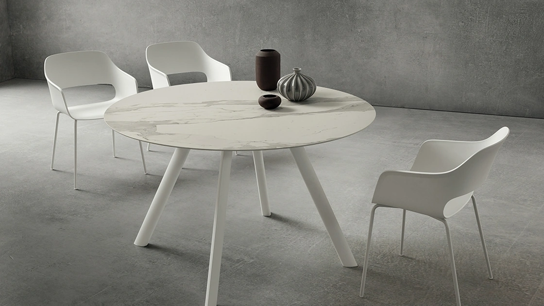 Tavolo Nicola in gres porcellanato con gambe in alluminio di La Primavera