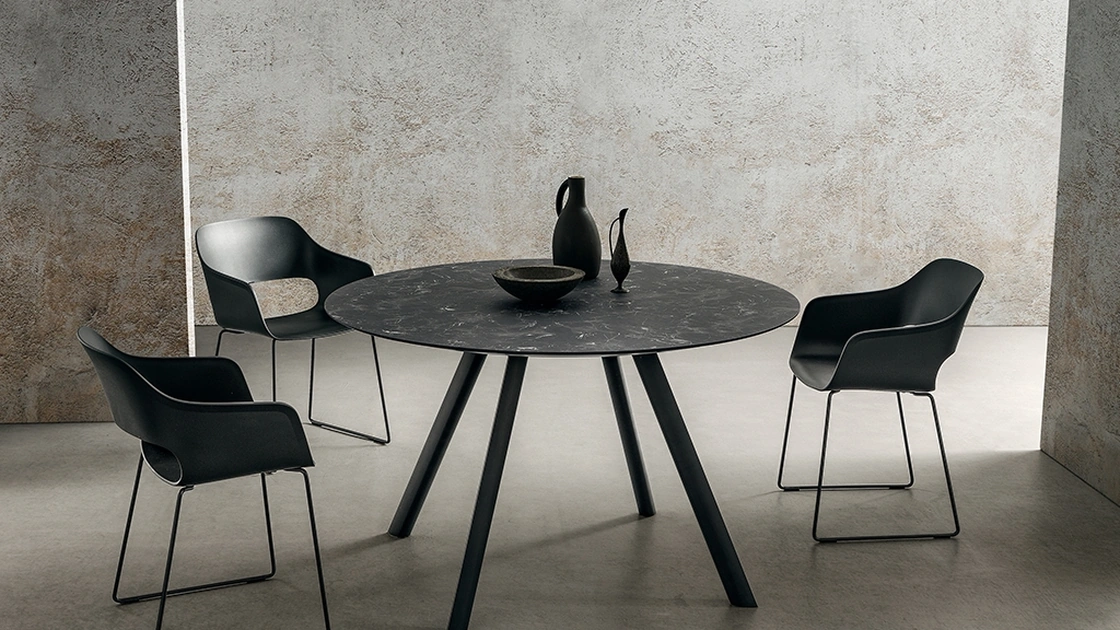 Tavolo Nicola in gres porcellanato con gambe in alluminio di La Primavera