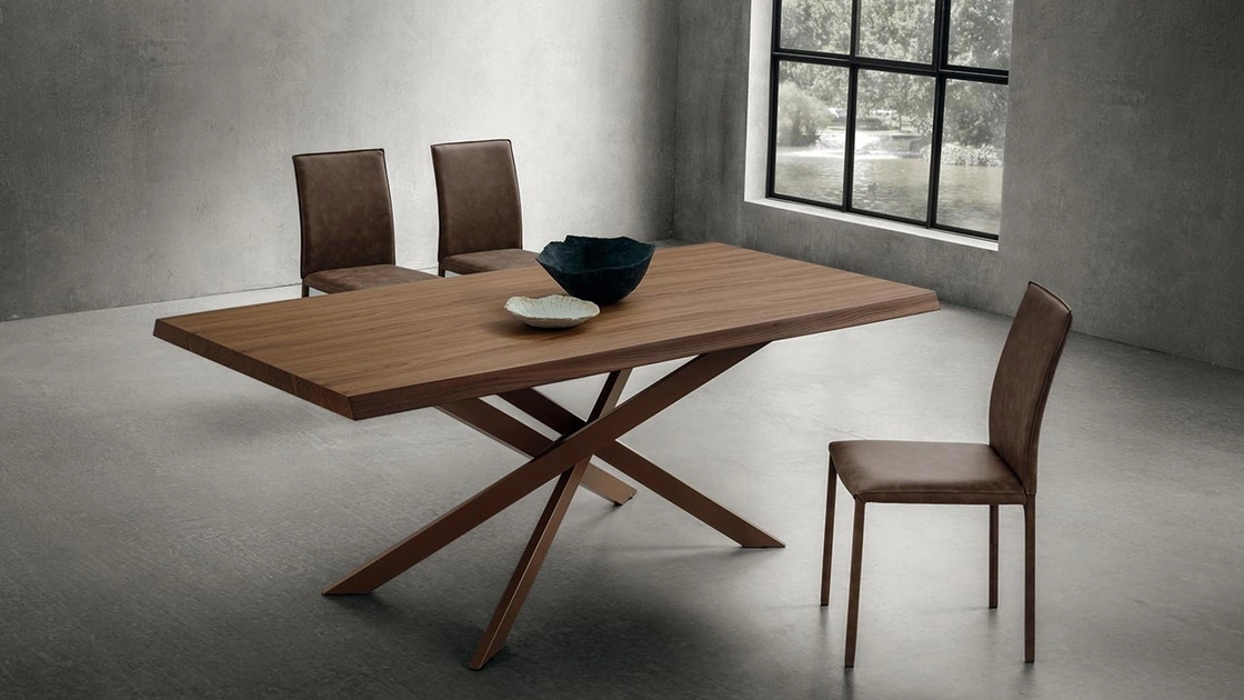 Tavolo Renzo con top in legno e struttura in metallo di La Primavera