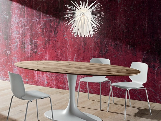 Tavolo ovale Ruud con top in legno e base in mineralmarmo di La Primavera