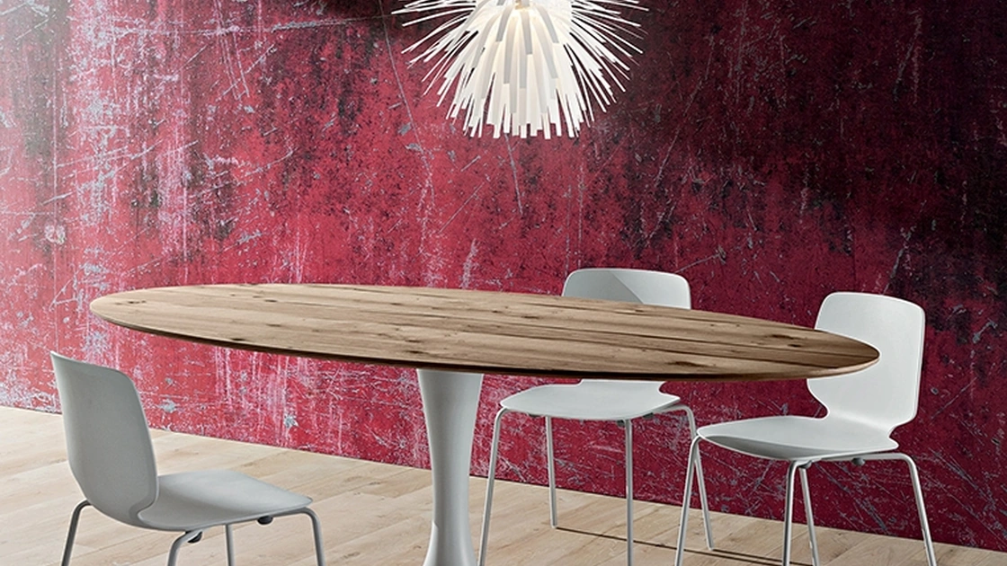 Tavolo ovale Ruud con top in legno e base in mineralmarmo di La Primavera