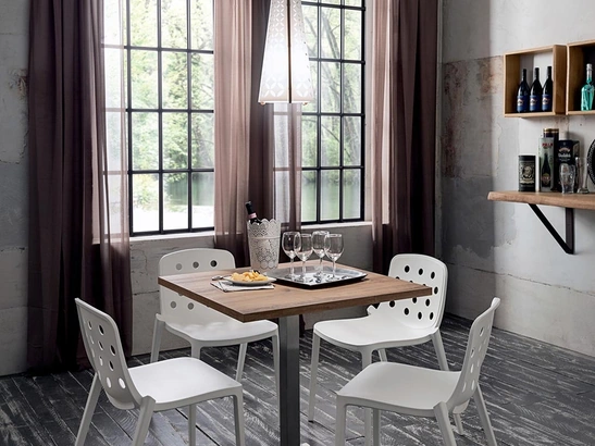 Tavolo con piano in HPL e base in metallo Zoe di La Primavera