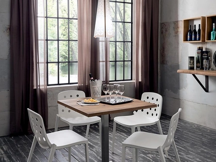 Tavolo con piano in HPL e base in metallo Zoe di La Primavera